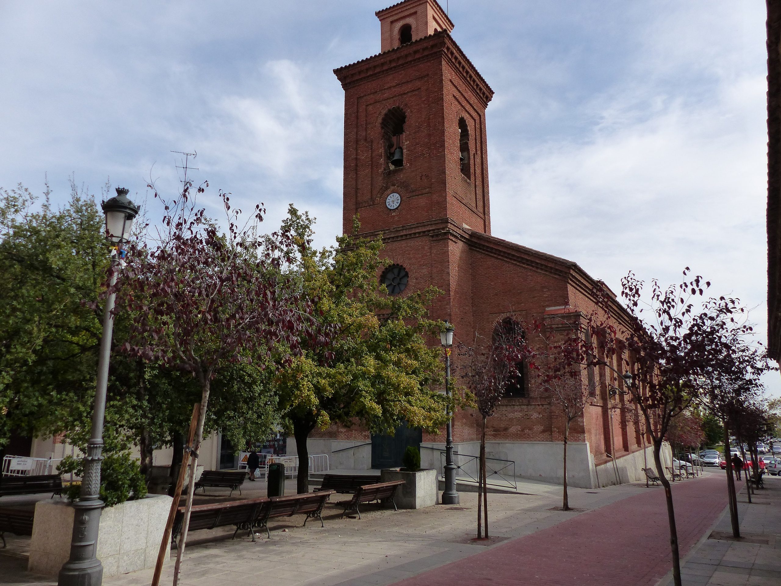 2880px-Iglesia_de_San_Matías,_vista_desde_la_plaza_de_la_Iglesia,_Hortaleza,_Madrid,_España,_2015